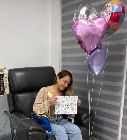 Hodgkin lymphoma, woman, hispanic, holding sign